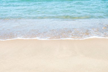 Deniz kıyısında Tayland yaz gün boyunca dalga ve beyaz kum ile HDR görüntüsünü (seçici odak ve beyaz dengesi / renk tonu üst karakter )