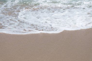 Deniz kıyısında Tayland yaz gün boyunca dalga ve beyaz kum ile HDR görüntüsünü (seçici odak ve beyaz dengesi / renk tonu üst karakter )