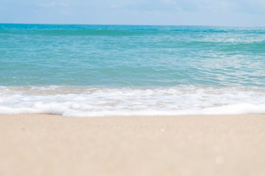 Deniz kıyısında Tayland yaz gün boyunca dalga ve beyaz kum ile HDR görüntüsünü (seçici odak ve beyaz dengesi / renk tonu üst karakter )