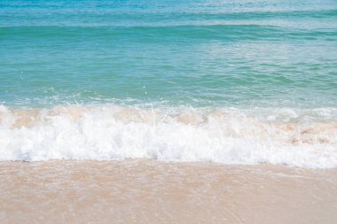 Deniz kıyısında Tayland yaz gün boyunca dalga ve beyaz kum ile HDR görüntüsünü (seçici odak ve beyaz dengesi / renk tonu üst karakter )