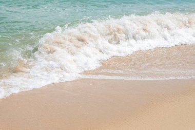 Deniz kıyısında Tayland yaz gün boyunca dalga ve beyaz kum ile HDR görüntüsünü (seçici odak ve beyaz dengesi / renk tonu üst karakter )