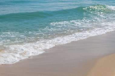 Deniz kıyısında Tayland yaz gün boyunca dalga ve beyaz kum ile HDR görüntüsünü (seçici odak ve beyaz dengesi / renk tonu üst karakter )