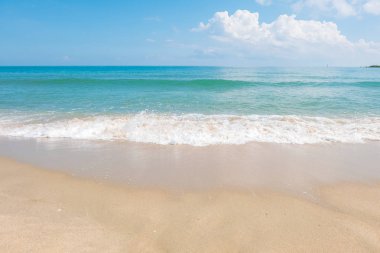 Deniz kıyısında Tayland yaz gün boyunca dalga ve beyaz kum ile HDR görüntüsünü (seçici odak ve beyaz dengesi / renk tonu üst karakter )