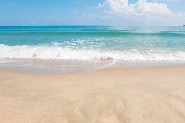 Deniz kıyısında Tayland yaz gün boyunca dalga ve beyaz kum ile HDR görüntüsünü (seçici odak ve beyaz dengesi / renk tonu üst karakter )
