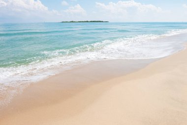 Deniz kıyısında Tayland yaz gün boyunca dalga ve beyaz kum ile HDR görüntüsünü (seçici odak ve beyaz dengesi / renk tonu üst karakter )