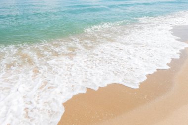 Deniz kıyısında Tayland yaz gün boyunca dalga ve beyaz kum ile HDR görüntüsünü (seçici odak ve beyaz dengesi / renk tonu üst karakter )