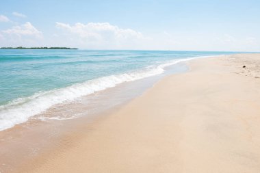 Deniz kıyısında Tayland yaz gün boyunca dalga ve beyaz kum ile HDR görüntüsünü (seçici odak ve beyaz dengesi / renk tonu üst karakter )