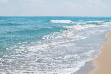 Deniz kıyısında Tayland yaz gün boyunca dalga ve beyaz kum ile HDR görüntüsünü (seçici odak ve beyaz dengesi / renk tonu üst karakter )