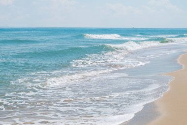 Deniz kıyısında Tayland yaz gün boyunca dalga ve beyaz kum ile HDR görüntüsünü (seçici odak ve beyaz dengesi / renk tonu üst karakter )