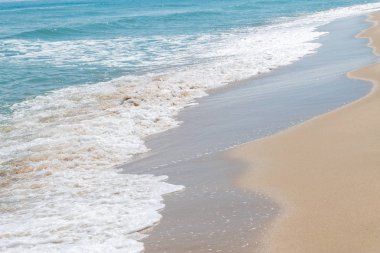 Deniz kıyısında Tayland yaz gün boyunca dalga ve beyaz kum ile HDR görüntüsünü (seçici odak ve beyaz dengesi / renk tonu üst karakter )