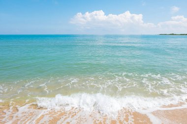 Deniz kıyısında Tayland yaz gün boyunca dalga ve beyaz kum ile HDR görüntüsünü (seçici odak ve beyaz dengesi / renk tonu üst karakter )