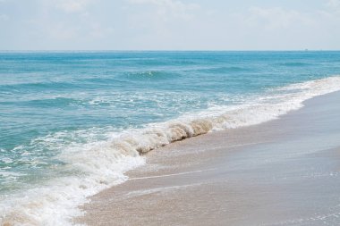 Deniz kıyısında Tayland yaz gün boyunca dalga ve beyaz kum ile HDR görüntüsünü (seçici odak ve beyaz dengesi / renk tonu üst karakter )