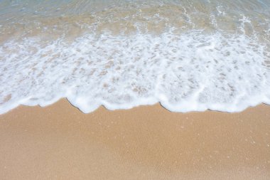 Deniz kıyısında Tayland yaz gün boyunca dalga ve beyaz kum ile HDR görüntüsünü (seçici odak ve beyaz dengesi / renk tonu üst karakter )