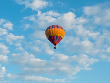 HDR çekim sıcak hava balonları beyaz bulutlar (seçici odak ile mavi gökyüzünde uçan)