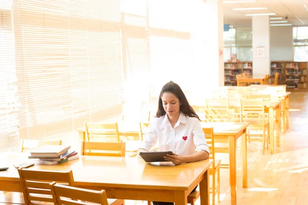 Bela Menina Faculdade Indiana Lendo Livro Biblioteca — Fotografia de Stock