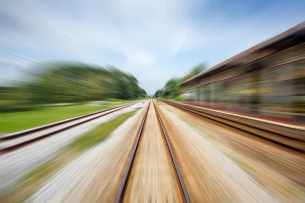 Cena Ferroviária Azulada Com Céu Azul Borrão Movimento Processo Pós — Fotografia de Stock