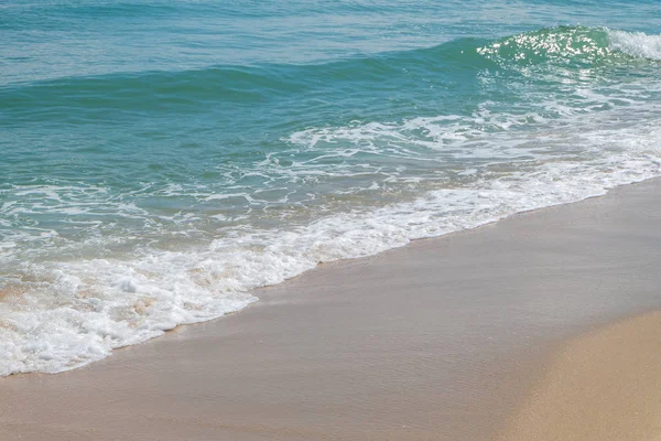 Deniz kıyısında Tayland yaz gün boyunca dalga ve beyaz kum ile HDR görüntüsünü (seçici odak ve beyaz dengesi / renk tonu üst karakter )