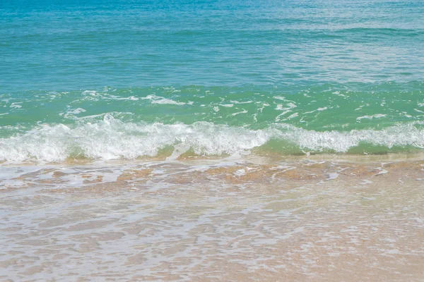 Deniz kıyısında Tayland yaz gün boyunca dalga ve beyaz kum ile HDR görüntüsünü (seçici odak ve beyaz dengesi / renk tonu üst karakter )