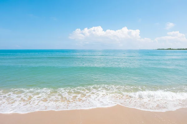 Deniz kıyısında Tayland yaz gün boyunca dalga ve beyaz kum ile HDR görüntüsünü (seçici odak ve beyaz dengesi / renk tonu üst karakter )
