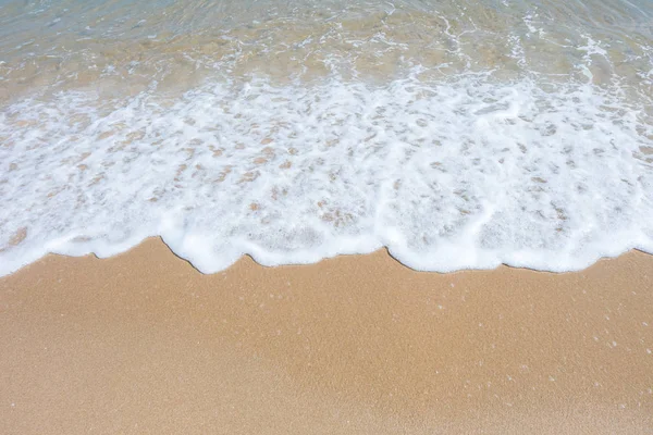 Deniz kıyısında Tayland yaz gün boyunca dalga ve beyaz kum ile HDR görüntüsünü (seçici odak ve beyaz dengesi / renk tonu üst karakter )