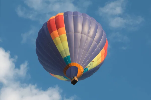 Hdr Знімок Повітряних Кульок Літають Блакитному Небі Білими Хмарами Вибірковий — стокове фото