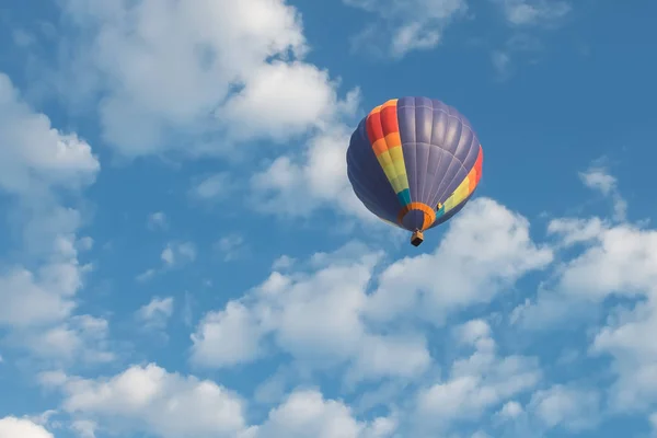 Hdr Snímek Horkovzdušné Balóny Létání Modré Obloze Bílé Mraky Selektivní — Stock fotografie