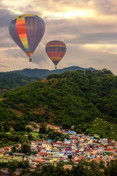 Hdr Bild Färgglada Hotair Ballongen Flyger Över Staden Berget Solnedgång — Stockfoto