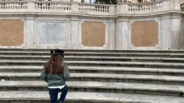 Roma, İtalya, 12/15/2018; Genç kız İspanyol Merdivenleri adımlardan tırmanıyor