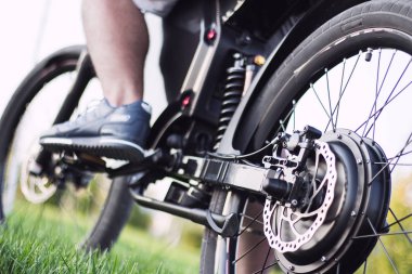 Elektrikli bisiklet üzerinde oturan adam motorcu. Ebike Bisiklet çevre dostu Eko e-BBES25AK taşıma. Sağlıklı yaşam tarzı
