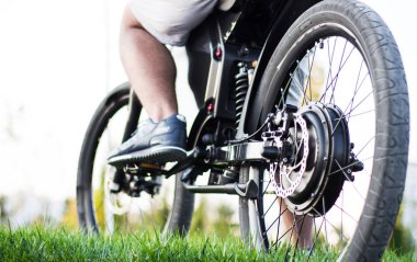Elektrikli bisiklet üzerinde oturan adam motorcu. Ebike Bisiklet çevre dostu Eko e-BBES25AK taşıma. Sağlıklı yaşam tarzı