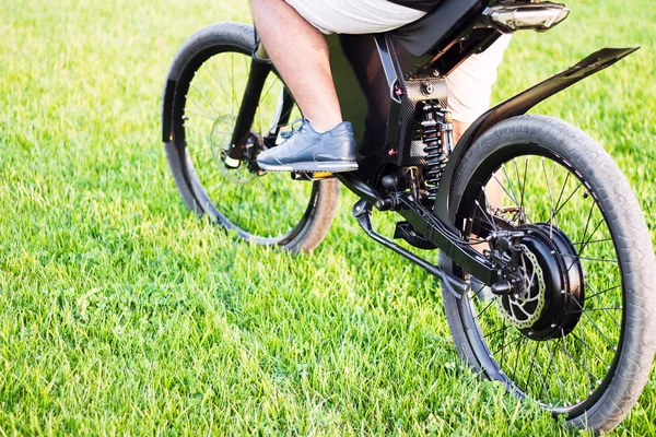 Seorang Pengendara Motor Duduk Atas Sepeda Listrik Sepeda Motor Ramah — Stok Foto