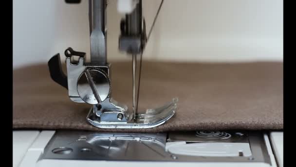 繊維や衣類のための縫製機の縫製生地の糸で針のフロントビュースローモーション アトリエでミシンの作業プロセスをクローズアップ 繊維産業 製造業 ファッション — ストック動画