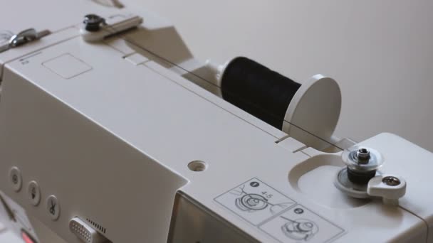 缝纫机线圈上螺纹伤的特写 工作室缝纫机的加工过程 纺织业 制造业和时装业 — 图库视频影像