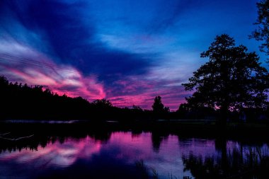 Göl ve orman üzerinde güzel pembe günbatımı! Arka plan.