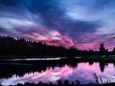 Göl ve orman üzerinde güzel pembe günbatımı! Arka plan.