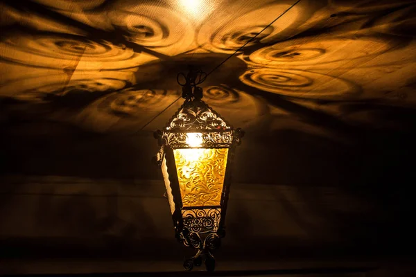 一盏美丽的老灯笼在夜里发出美丽的阴影 神奇的影子 黑白相间的照片 — 图库照片