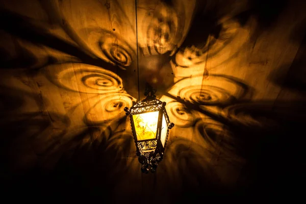 Krásná Stará Lucerna Dává Krásné Stíny Noci Kouzelné Stíny Černobílé — Stock fotografie