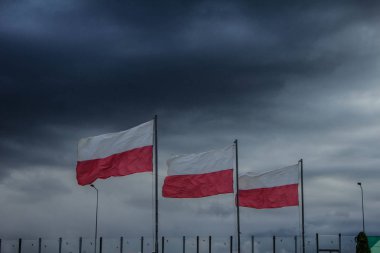 Üç Polonya bayrak gökyüzüne karşı geliştirmek. Arka plan.