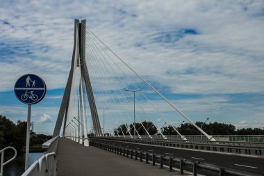 Modern köprü gökyüzüne karşı. Arka plan.