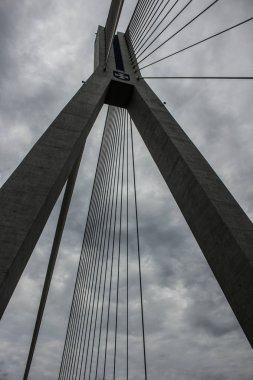 Modern köprü gökyüzüne karşı. Arka plan.