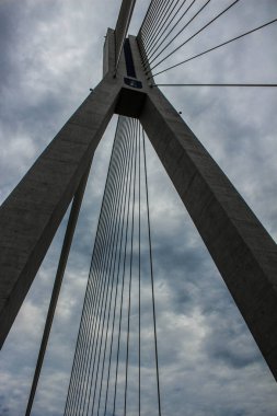 Modern köprü gökyüzüne karşı. Arka plan.