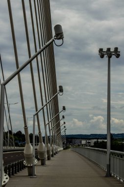 Modern köprü gökyüzüne karşı. Arka plan.