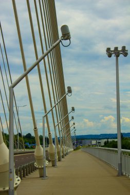 Modern köprü gökyüzüne karşı. Arka plan.