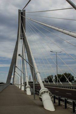 Modern köprü gökyüzüne karşı. Arka plan.