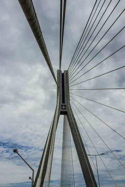 Moderna Bro Mot Himlen Bakgrund — Stockfoto