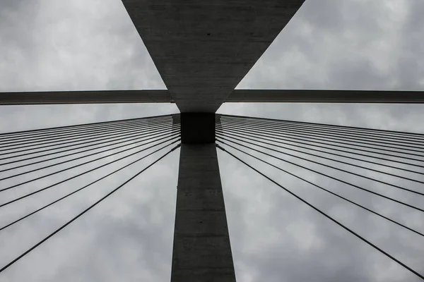 Modern köprü gökyüzüne karşı. Arka plan.