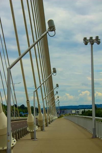 Modern köprü gökyüzüne karşı. Arka plan.