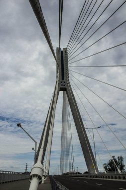 Modern köprü gökyüzüne karşı. Arka plan.