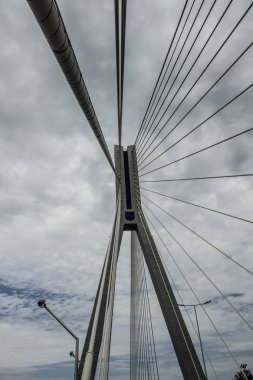 Modern köprü gökyüzüne karşı. Arka plan.