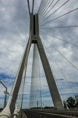 Modern köprü gökyüzüne karşı. Arka plan.